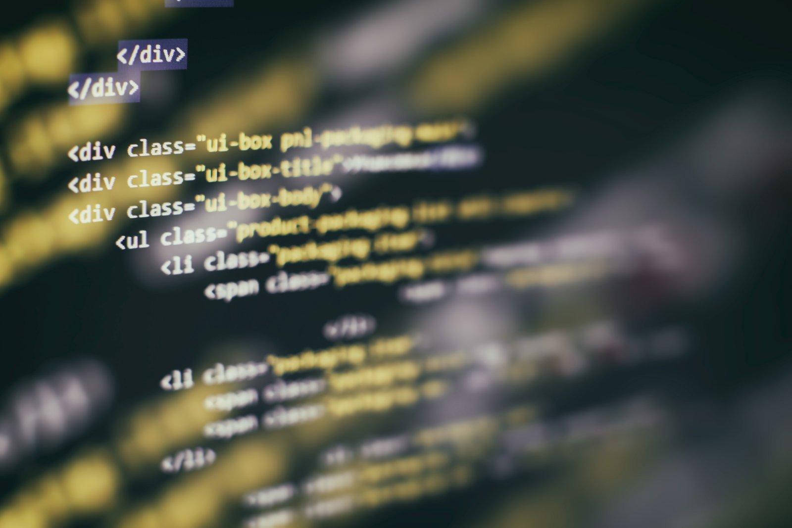 Unscharfe Ansicht eines Computerbildschirms mit HTML/CSS-Codezeilen